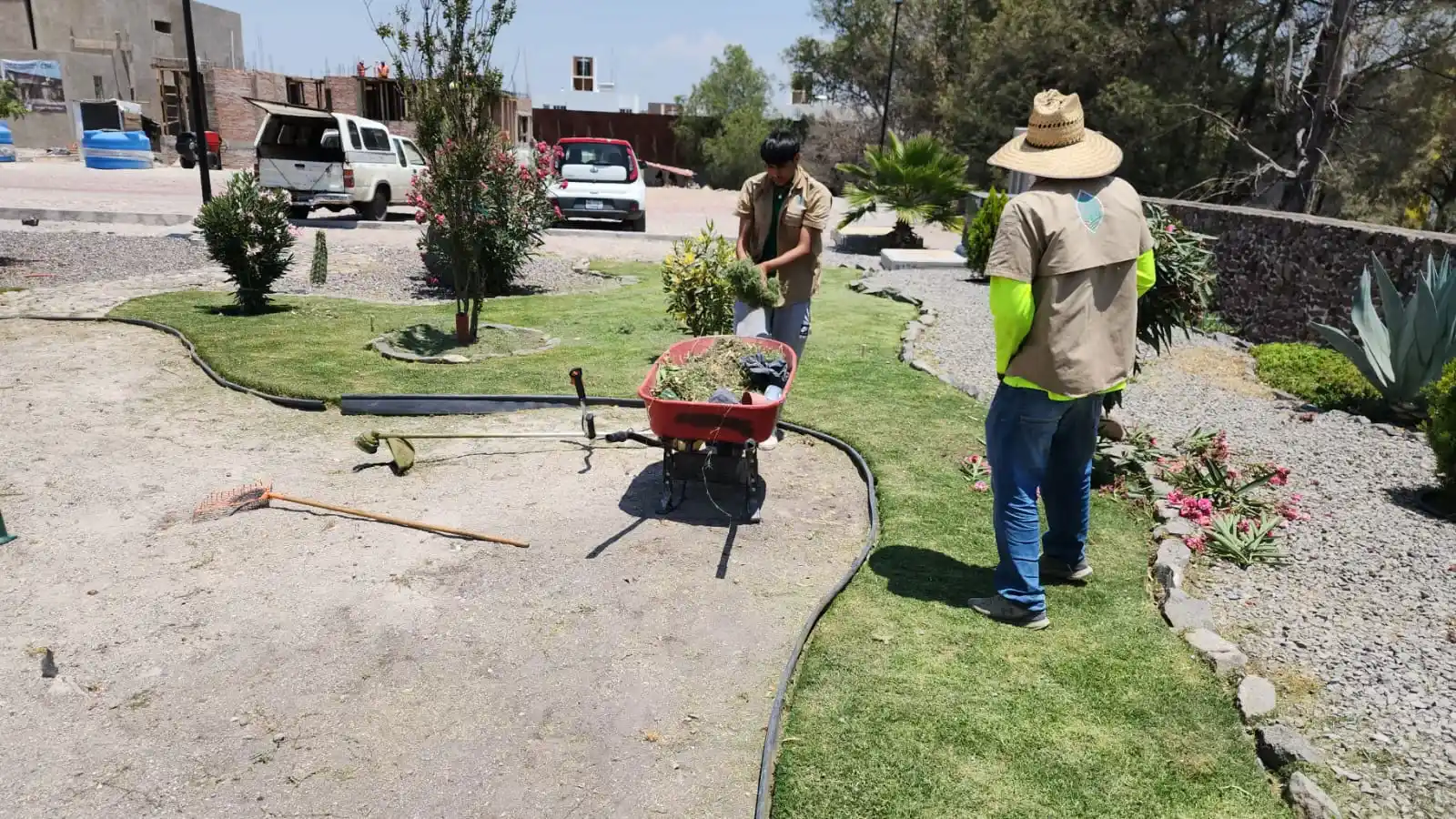 Equipo realizando instalación de paisaje en un jardín residencial.