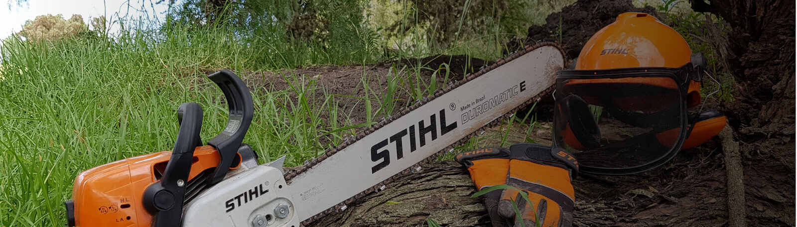 Motosierra, casco y equipo de seguridad para mantenimiento integral.